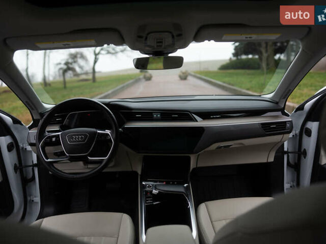 Белый Ауди Q8 e-tron, объемом двигателя 0 л и пробегом 30 тыс. км за 53500 $, фото 19 на Automoto.ua