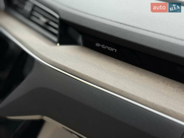 Белый Ауди Q8 e-tron, объемом двигателя 0 л и пробегом 17 тыс. км за 56500 $, фото 40 на Automoto.ua