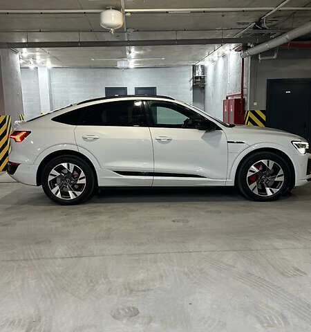 Белый Ауди Q8 e-tron, объемом двигателя 0 л и пробегом 72 тыс. км за 52000 $, фото 8 на Automoto.ua