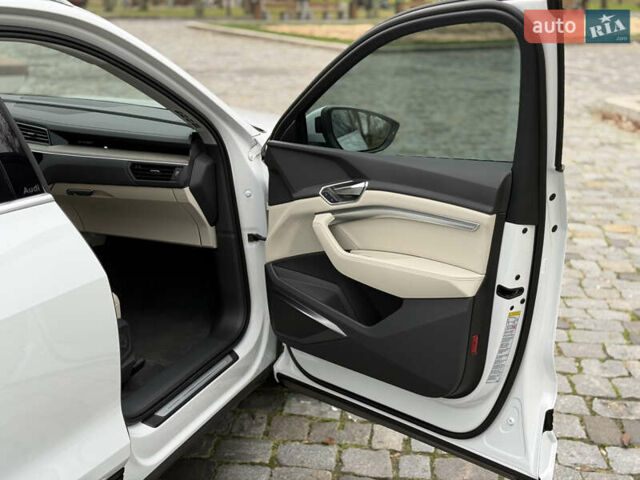 Белый Ауди Q8 e-tron, объемом двигателя 0 л и пробегом 17 тыс. км за 56500 $, фото 39 на Automoto.ua