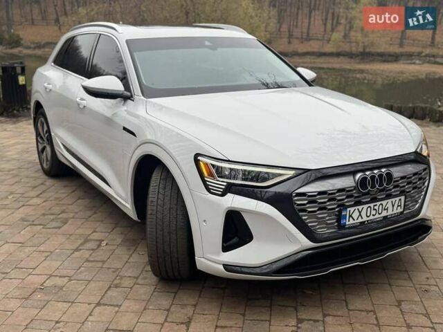 Белый Ауди Q8 e-tron, объемом двигателя 0 л и пробегом 63 тыс. км за 47800 $, фото 3 на Automoto.ua