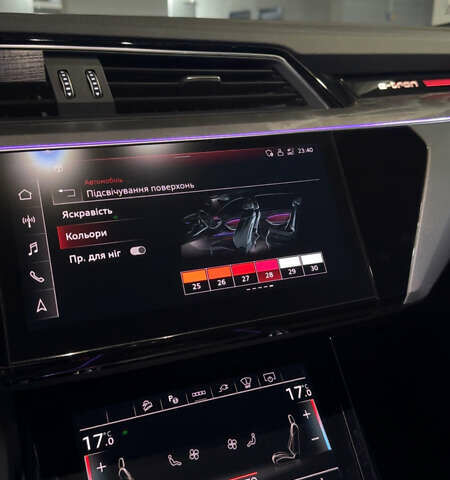 Белый Ауди Q8 e-tron, объемом двигателя 0 л и пробегом 72 тыс. км за 52000 $, фото 18 на Automoto.ua