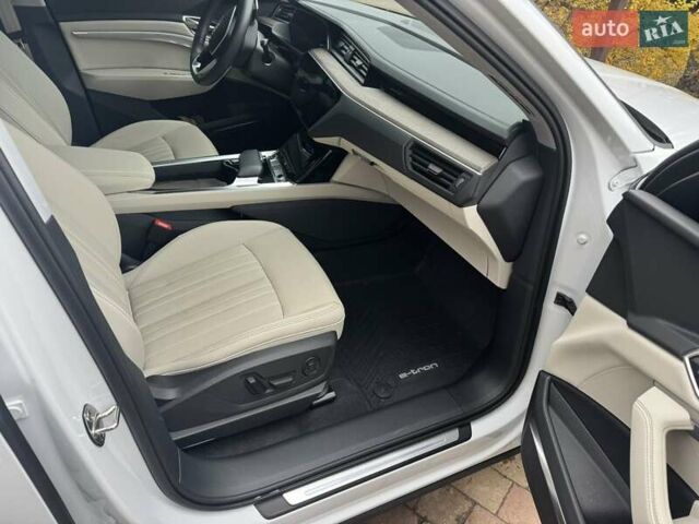 Белый Ауди Q8 e-tron, объемом двигателя 0 л и пробегом 63 тыс. км за 47800 $, фото 22 на Automoto.ua