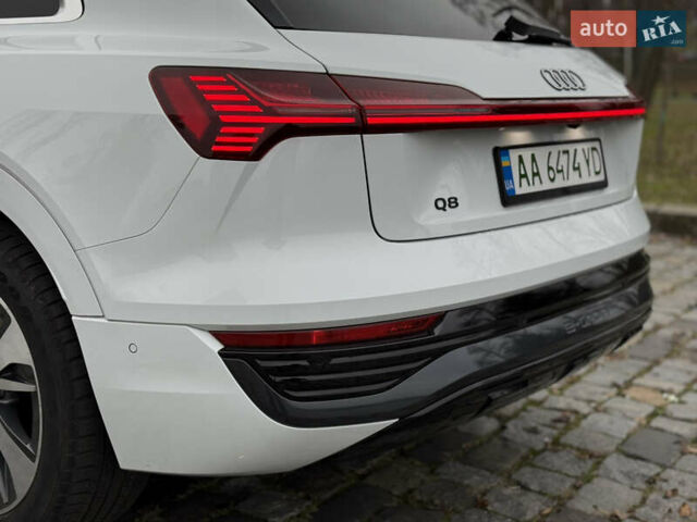 Белый Ауди Q8 e-tron, объемом двигателя 0 л и пробегом 17 тыс. км за 56500 $, фото 20 на Automoto.ua