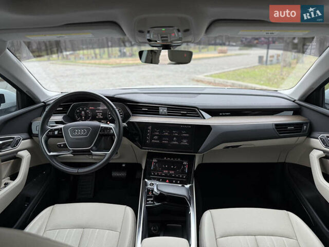 Белый Ауди Q8 e-tron, объемом двигателя 0 л и пробегом 17 тыс. км за 56500 $, фото 49 на Automoto.ua