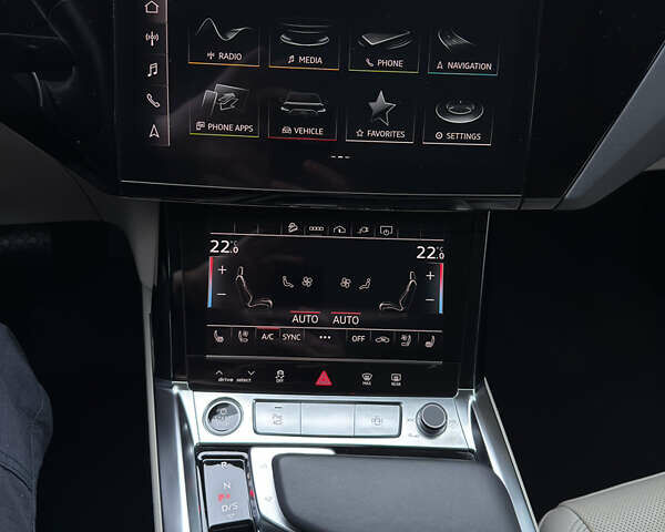 Белый Ауди Q8 e-tron, объемом двигателя 0 л и пробегом 17 тыс. км за 56500 $, фото 58 на Automoto.ua