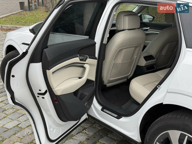Белый Ауди Q8 e-tron, объемом двигателя 0 л и пробегом 17 тыс. км за 56500 $, фото 28 на Automoto.ua