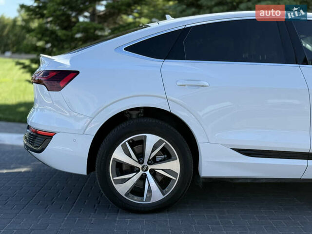 Белый Ауди Q8 e-tron, объемом двигателя 0 л и пробегом 10 тыс. км за 52000 $, фото 23 на Automoto.ua