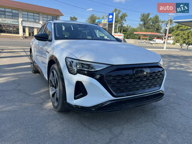 Белый Ауди Q8 e-tron, объемом двигателя 0 л и пробегом 2 тыс. км за 59500 $, фото 14 на Automoto.ua