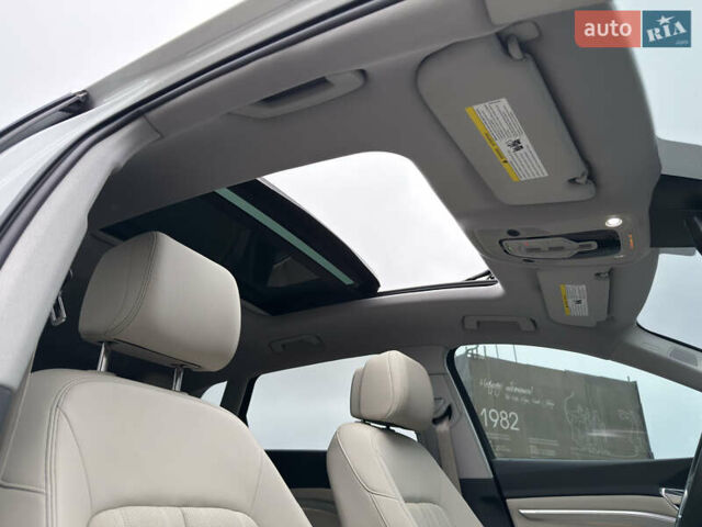Белый Ауди Q8 e-tron, объемом двигателя 0 л и пробегом 17 тыс. км за 56500 $, фото 70 на Automoto.ua