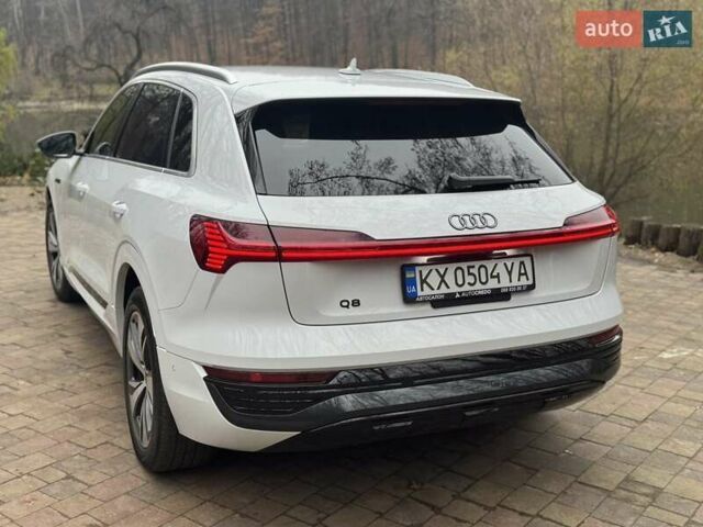 Белый Ауди Q8 e-tron, объемом двигателя 0 л и пробегом 63 тыс. км за 47800 $, фото 16 на Automoto.ua