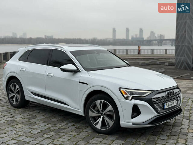 Белый Ауди Q8 e-tron, объемом двигателя 0 л и пробегом 17 тыс. км за 56500 $, фото 1 на Automoto.ua