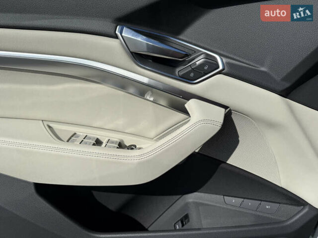 Белый Ауди Q8 e-tron, объемом двигателя 0 л и пробегом 10 тыс. км за 52000 $, фото 27 на Automoto.ua