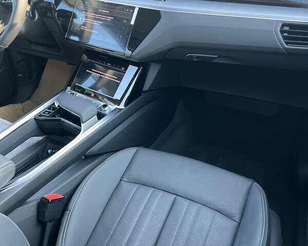 Белый Ауди Q8 e-tron, объемом двигателя 0 л и пробегом 2 тыс. км за 59500 $, фото 5 на Automoto.ua