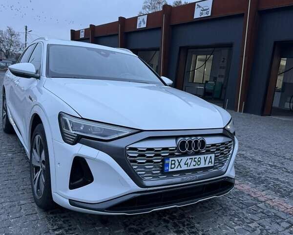 Белый Ауди Q8 e-tron, объемом двигателя 0 л и пробегом 3 тыс. км за 59100 $, фото 3 на Automoto.ua
