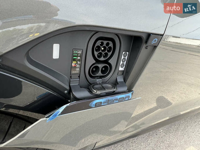 Белый Ауди Q8 e-tron, объемом двигателя 0 л и пробегом 2 тыс. км за 59500 $, фото 39 на Automoto.ua