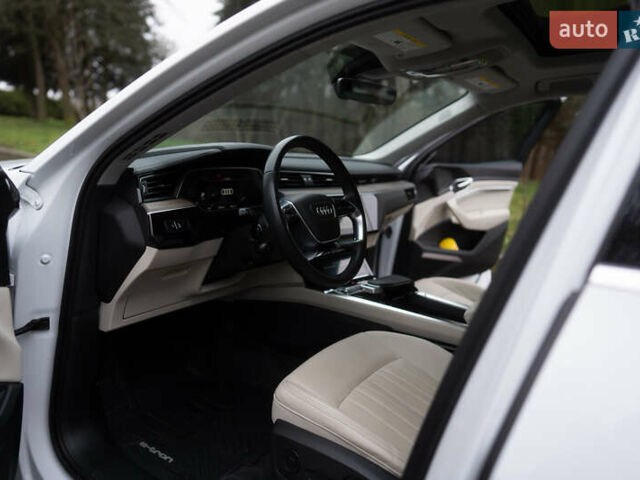 Белый Ауди Q8 e-tron, объемом двигателя 0 л и пробегом 30 тыс. км за 53500 $, фото 7 на Automoto.ua
