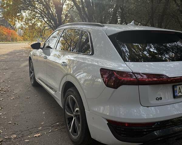 Белый Ауди Q8 e-tron, объемом двигателя 0 л и пробегом 11 тыс. км за 51000 $, фото 10 на Automoto.ua