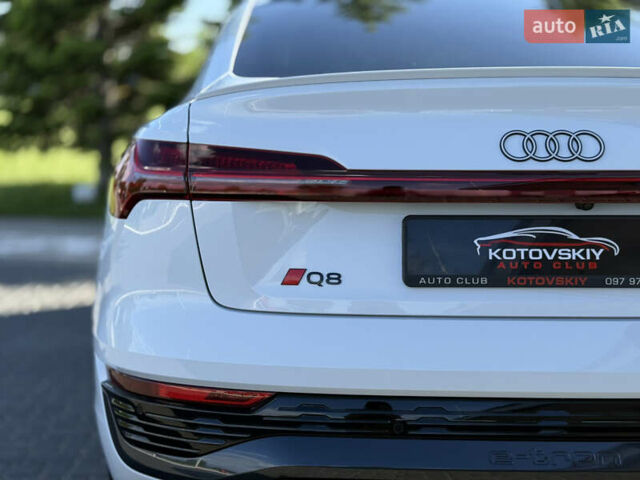 Белый Ауди Q8 e-tron, объемом двигателя 0 л и пробегом 10 тыс. км за 52000 $, фото 19 на Automoto.ua