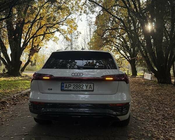 Белый Ауди Q8 e-tron, объемом двигателя 0 л и пробегом 11 тыс. км за 51000 $, фото 8 на Automoto.ua