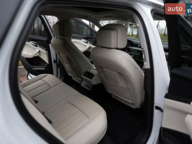 Белый Ауди Q8 e-tron, объемом двигателя 0 л и пробегом 30 тыс. км за 53500 $, фото 18 на Automoto.ua