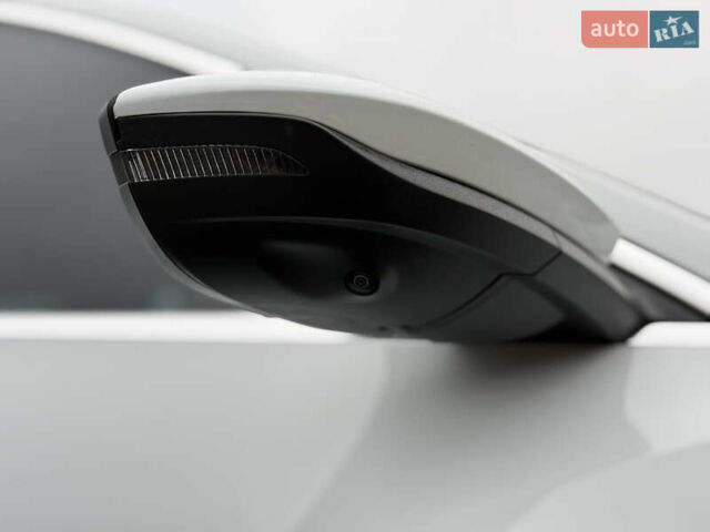 Белый Ауди Q8 e-tron, объемом двигателя 0 л и пробегом 17 тыс. км за 56500 $, фото 15 на Automoto.ua