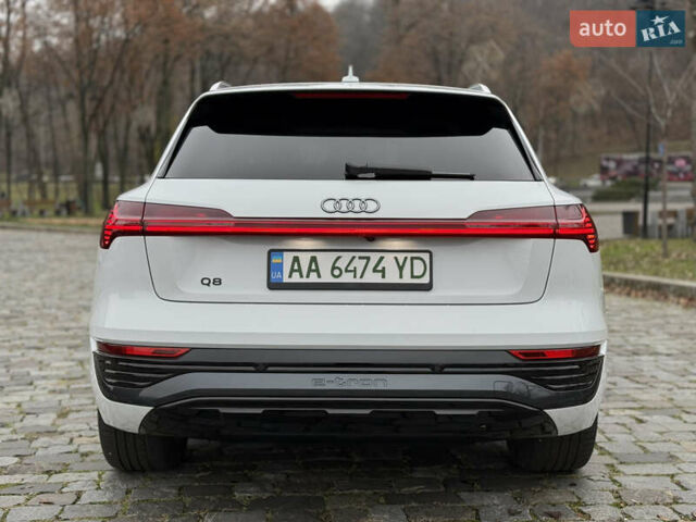Белый Ауди Q8 e-tron, объемом двигателя 0 л и пробегом 17 тыс. км за 56500 $, фото 5 на Automoto.ua