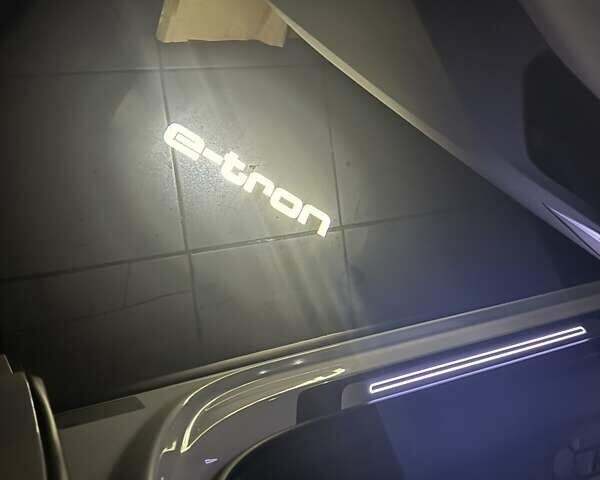 Белый Ауди Q8 e-tron, объемом двигателя 0 л и пробегом 63 тыс. км за 47800 $, фото 60 на Automoto.ua
