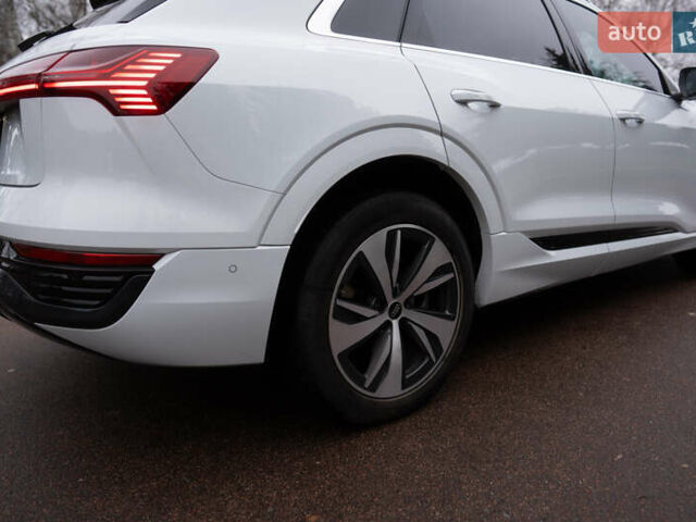 Белый Ауди Q8 e-tron, объемом двигателя 0 л и пробегом 30 тыс. км за 53500 $, фото 8 на Automoto.ua