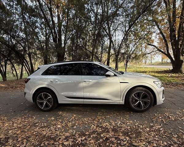 Белый Ауди Q8 e-tron, объемом двигателя 0 л и пробегом 11 тыс. км за 51000 $, фото 5 на Automoto.ua