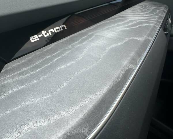 Ауди Q8 e-tron 2023 в Киеве на Automoto.ua Белый Ауди Q8 e-tron, объемом двигателя 0 л и пробегом 29 тыс. км за 65000 $, фото 37 на Automoto.ua