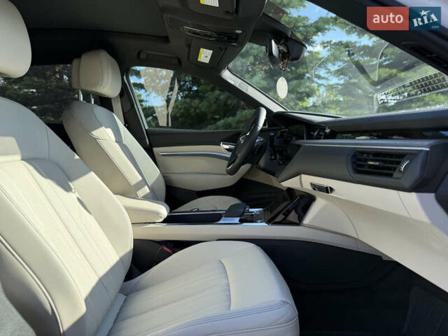 Белый Ауди Q8 e-tron, объемом двигателя 0 л и пробегом 10 тыс. км за 52000 $, фото 11 на Automoto.ua