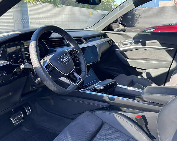 Білий Ауді Q8 e-tron, об'ємом двигуна 0 л та пробігом 24 тис. км за 67500 $, фото 4 на Automoto.ua