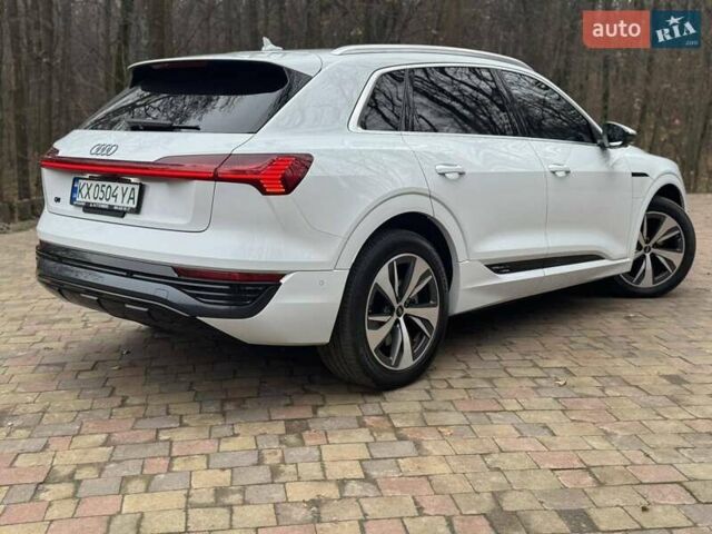 Белый Ауди Q8 e-tron, объемом двигателя 0 л и пробегом 63 тыс. км за 47800 $, фото 6 на Automoto.ua