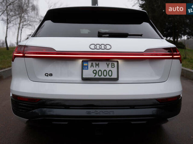 Белый Ауди Q8 e-tron, объемом двигателя 0 л и пробегом 30 тыс. км за 53500 $, фото 5 на Automoto.ua