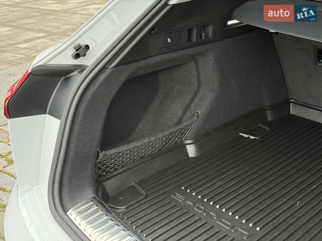 Белый Ауди Q8 e-tron, объемом двигателя 0 л и пробегом 17 тыс. км за 56500 $, фото 32 на Automoto.ua