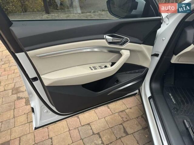 Белый Ауди Q8 e-tron, объемом двигателя 0 л и пробегом 63 тыс. км за 47800 $, фото 20 на Automoto.ua