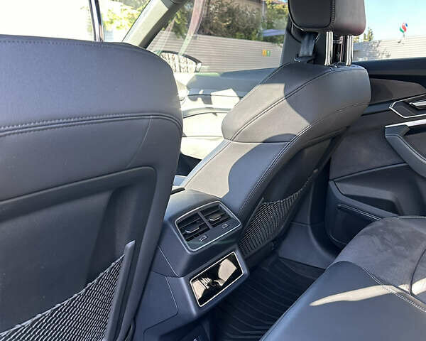 Білий Ауді Q8 e-tron, об'ємом двигуна 0 л та пробігом 24 тис. км за 67500 $, фото 3 на Automoto.ua