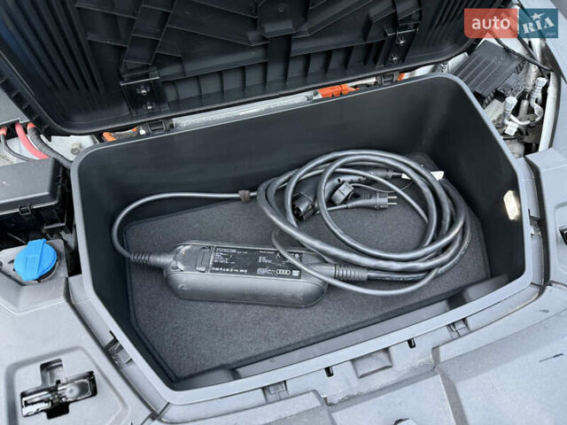 Белый Ауди Q8 e-tron, объемом двигателя 0 л и пробегом 17 тыс. км за 56500 $, фото 65 на Automoto.ua