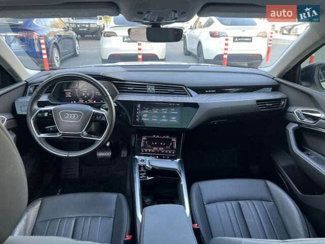 Белый Ауди Q8 e-tron, объемом двигателя 0 л и пробегом 20 тыс. км за 47000 $, фото 6 на Automoto.ua