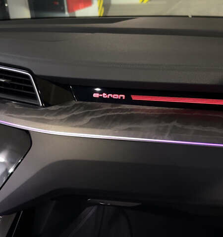 Белый Ауди Q8 e-tron, объемом двигателя 0 л и пробегом 72 тыс. км за 52000 $, фото 15 на Automoto.ua