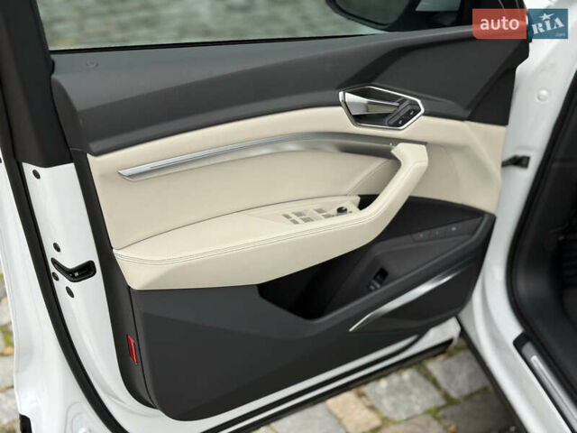 Белый Ауди Q8 e-tron, объемом двигателя 0 л и пробегом 17 тыс. км за 56500 $, фото 24 на Automoto.ua