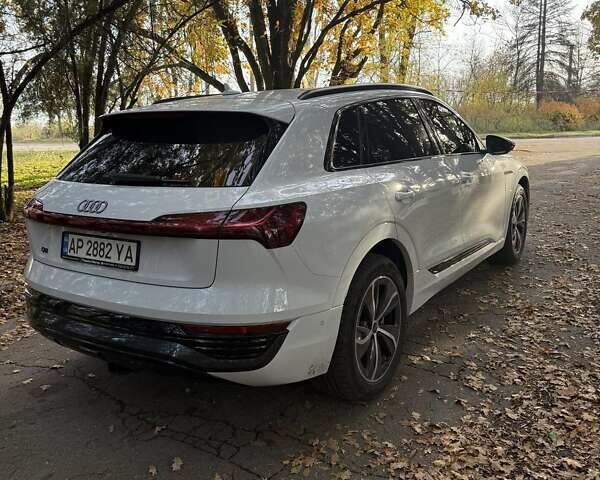 Белый Ауди Q8 e-tron, объемом двигателя 0 л и пробегом 11 тыс. км за 51000 $, фото 7 на Automoto.ua