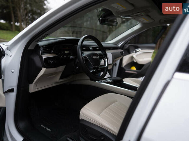 Белый Ауди Q8 e-tron, объемом двигателя 0 л и пробегом 30 тыс. км за 53500 $, фото 2 на Automoto.ua