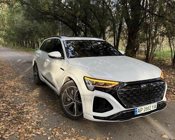 Белый Ауди Q8 e-tron, объемом двигателя 0 л и пробегом 11 тыс. км за 51000 $, фото 3 на Automoto.ua
