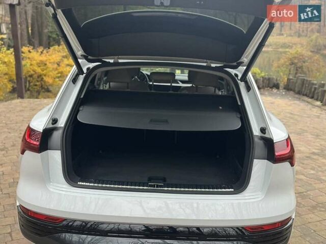 Белый Ауди Q8 e-tron, объемом двигателя 0 л и пробегом 63 тыс. км за 47800 $, фото 27 на Automoto.ua