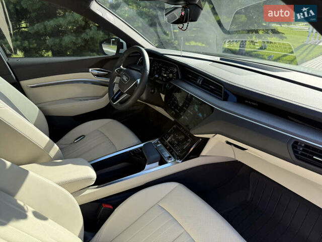 Белый Ауди Q8 e-tron, объемом двигателя 0 л и пробегом 10 тыс. км за 52000 $, фото 9 на Automoto.ua