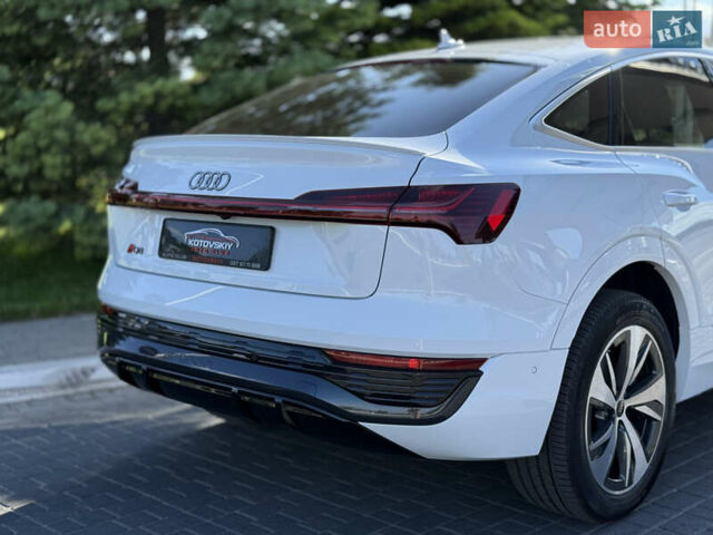 Белый Ауди Q8 e-tron, объемом двигателя 0 л и пробегом 10 тыс. км за 52000 $, фото 24 на Automoto.ua