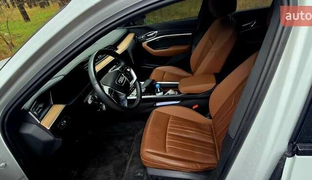 Білий Ауді Q8 e-tron, об'ємом двигуна 0 л та пробігом 17 тис. км за 50000 $, фото 38 на Automoto.ua