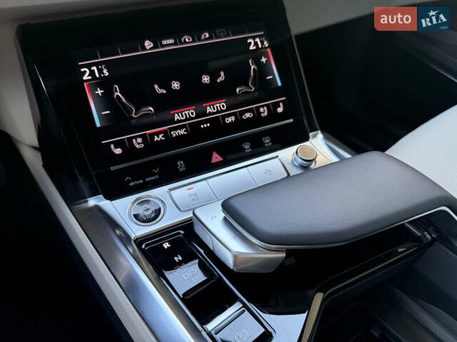 Белый Ауди Q8 e-tron, объемом двигателя 0 л и пробегом 10 тыс. км за 52000 $, фото 26 на Automoto.ua